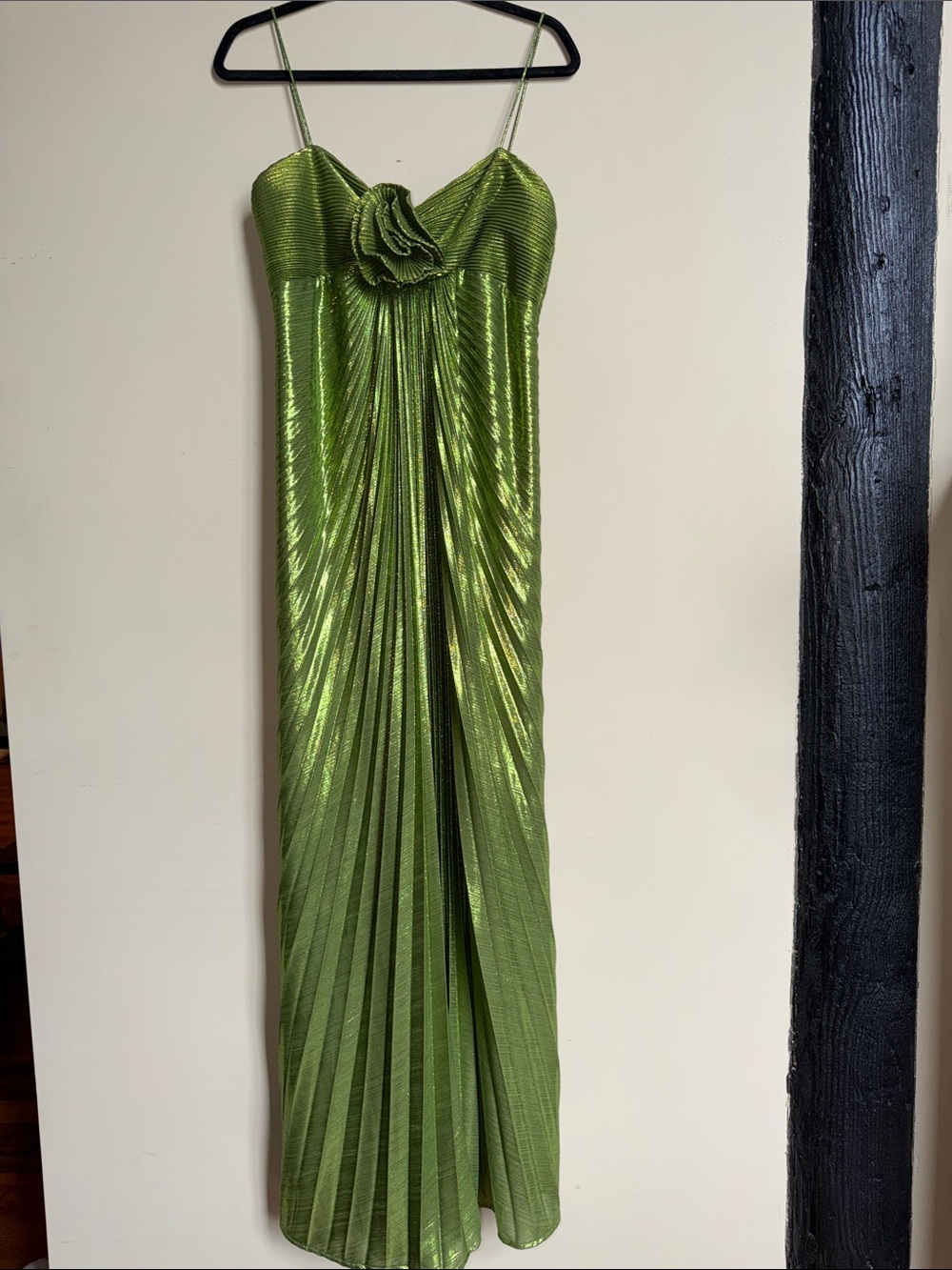 Mac Duggal 💚 Green Metallic Pleated Gown With 3D Flower - Picture 10 of 12